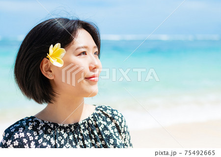 南国の海にいる10代の女性 75492665