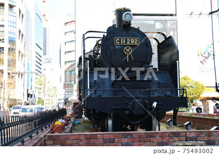 東京港区jr新橋駅のc11形蒸気機関車の写真素材