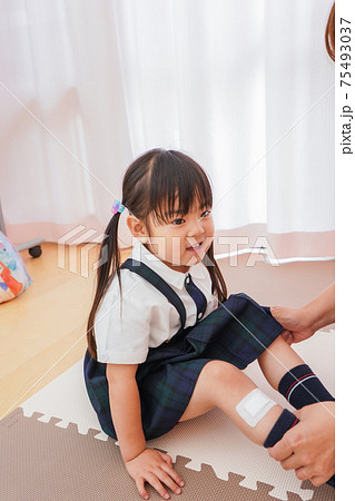 子供の怪我の手当をする保育士 子供の怪我の手当をする保育士 75493037