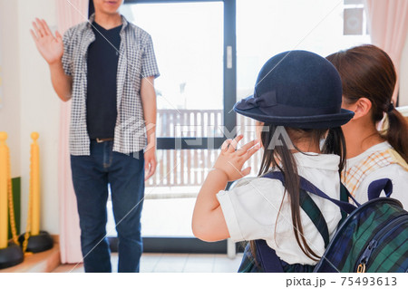 保育園の送り迎えをする親 75493613