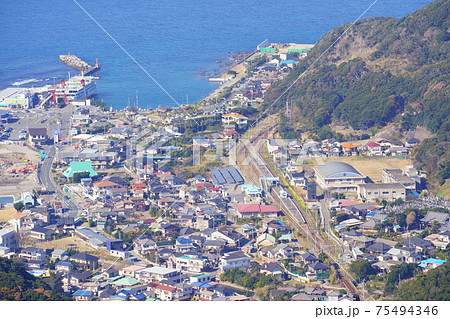鋸山・海が丸く見える展望台から浜金谷駅と金谷港を望む 75494346