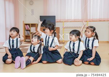 お遊戯をする子供 75494425