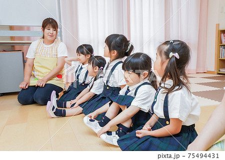 お遊戯をする子供 お遊戯をする子供 75494431