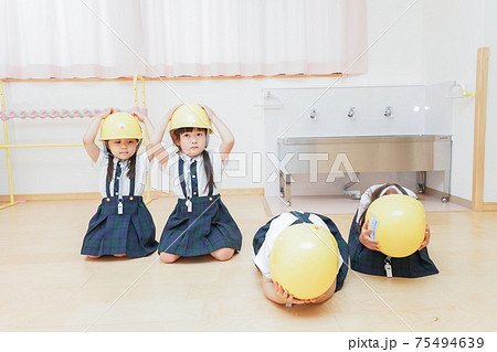 ヘルメットを被り避難する子供 ヘルメットを被り避難する子供 75494639