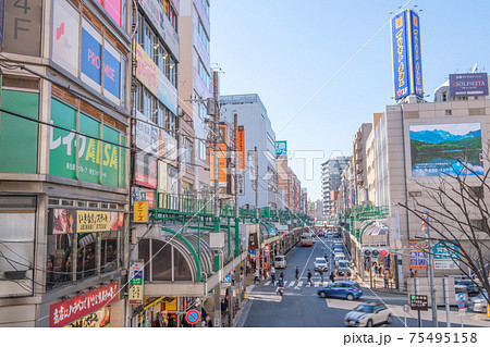 都市風景　北千住駅西口前　北千住駅前通りと商店街　東京都足立区 75495158
