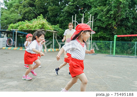 外で遊ぶ保育園の子どもたち 外で遊ぶ保育園の子どもたち 75495188