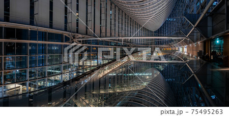 夜の東京国際フォーラム 75495263
