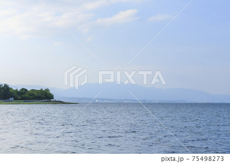 滋賀県大津市　琵琶湖由美浜の風景 75498273