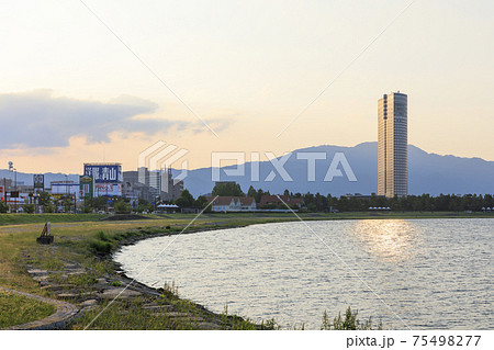 滋賀県大津市　琵琶湖由美浜の風景 75498277