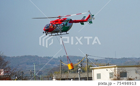 山林火災でヘリコプターの消火活動 75498913