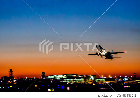 ターミナルと飛行機　福岡空港　マジックアワー 75498951