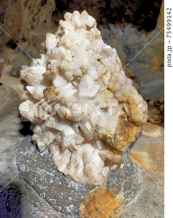 美しい模様の鉱石 75499142