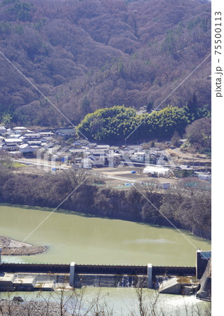 戦国時代に武田信玄の命により山本勘助らによって縄張りがされた、穴城（あなじろ）冬の小諸城址・懐古園 75500113