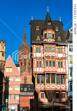 Traditional house and the Cathedral in Frankfurt, Germany 75500331