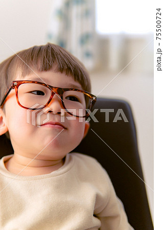 メガネの男の子 ネガティブイメージ メガネの男の子 ネガティブイメージ 75500724