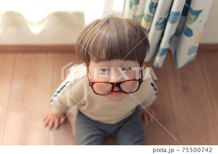 メガネの男の子　ネガティブイメージ 75500742