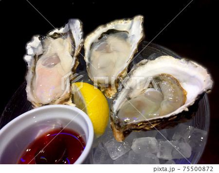 美味しそうに盛られた生牡蠣 美味しそうに盛られた生牡蠣 75500872