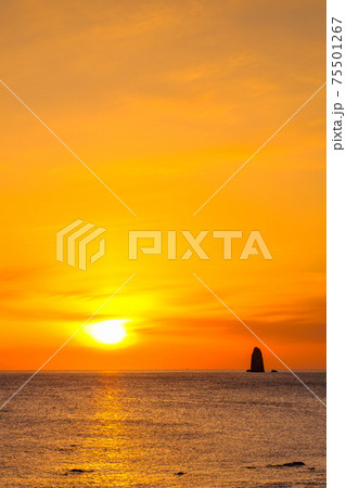 夕暮れの海(長崎県・大野浜海浜公園にて) 夕暮れの海(長崎県・大野浜海浜公園にて) 75501267