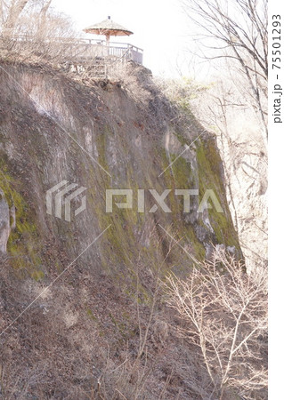 戦国時代に武田信玄の命により山本勘助らによって縄張りがされた、穴城（あなじろ）冬の小諸城址・懐古園 75501293