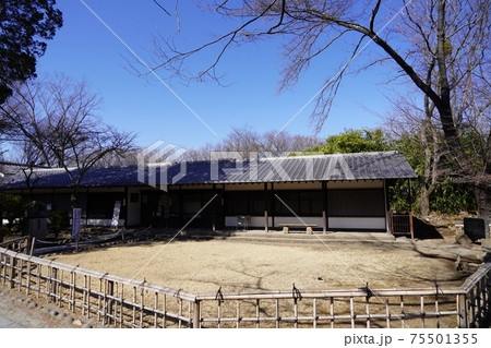 戦国時代に武田信玄の命により山本勘助らによって縄張りがされた、穴城（あなじろ）冬の小諸城址・懐古園 75501355