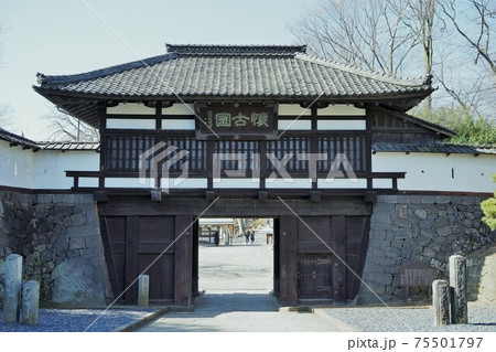 戦国時代に武田信玄の命により山本勘助らによって縄張りがされた、穴城(あなじろ)冬の小諸城址・懐古園 戦国時代に武田信玄の命により山本勘助らによって縄張りがされた、穴城(あなじろ)冬の小諸城址・懐古園 75501797