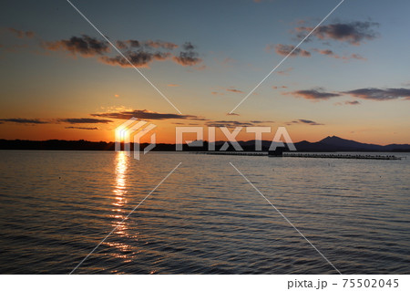 霞ヶ浦から望む筑波山と夕日 霞ヶ浦から望む筑波山と夕日 75502045