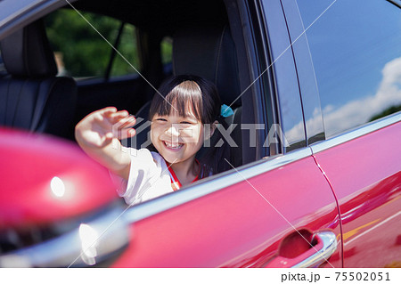 車から手を振る小さな女の子 車から手を振る小さな女の子 75502051