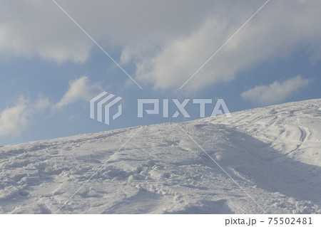 雪山の稜線 75502481