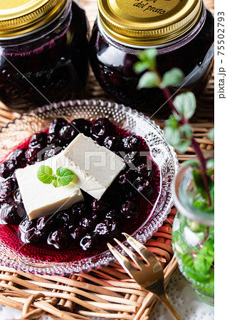 クリームチーズの自家製ブルーベリーソース添え クリームチーズの自家製ブルーベリーソース添え 75502793