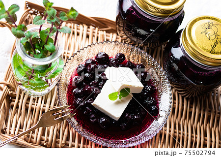 クリームチーズの自家製ブルーベリーソース添え 75502794