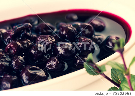 自家製ブルーベリーソースとイエルバブエナ 75502963