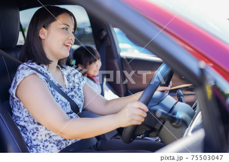 お母さんと車に乗る小さな女の子 お母さんと車に乗る小さな女の子 75503047