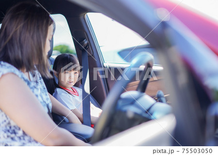 お母さんと車に乗る小さな女の子 75503050