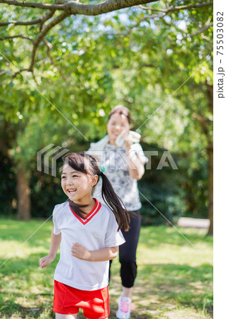 外でランニングをするお母さんと子供 75503082