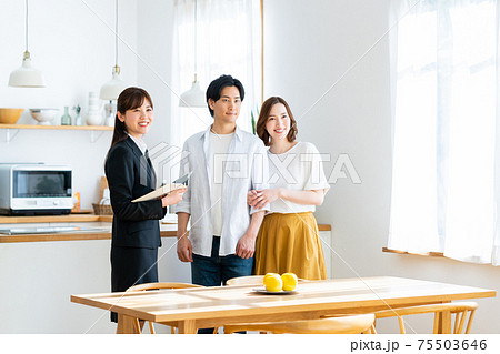 モデルハウスを見学する若い夫婦 モデルハウスを見学する若い夫婦 75503646