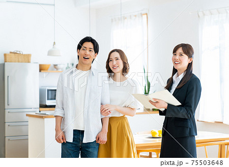 モデルハウスを見学する若い夫婦 75503648