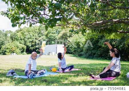 野外でヨガをする高齢者 75504081