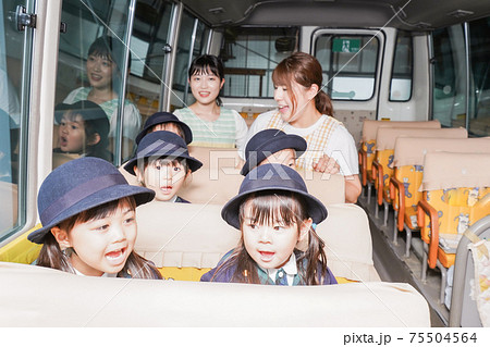 幼児バスに乗る子どもたち 75504564