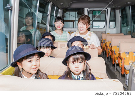 幼児バスに乗る子どもたち 75504565