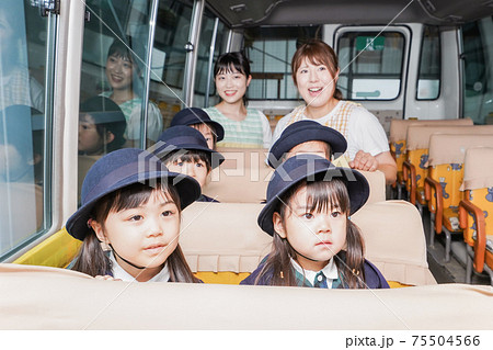 幼児バスに乗る子どもたち 幼児バスに乗る子どもたち 75504566