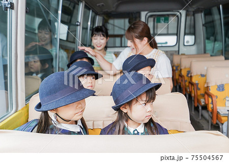 幼児バスに乗る子どもたち 75504567
