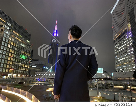 夜景 新宿 ビジネスマン 夜景 新宿 ビジネスマン 75505118