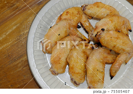 ズボラ主婦の晩御飯 手羽先の塩焼き ズボラ主婦の晩御飯 手羽先の塩焼き 75505407