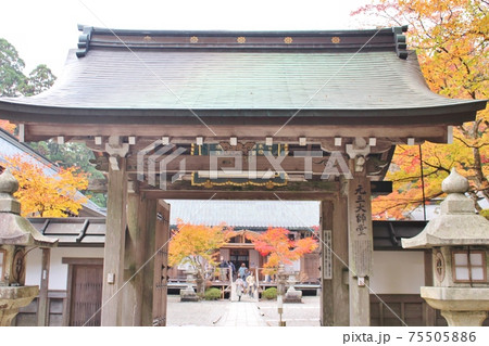 比叡山　秋の紅葉と元三大師堂 75505886