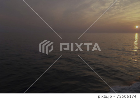 日本海に沈む夕日 北海道江差奥尻航路にて 日本海に沈む夕日 北海道江差奥尻航路にて 75506174
