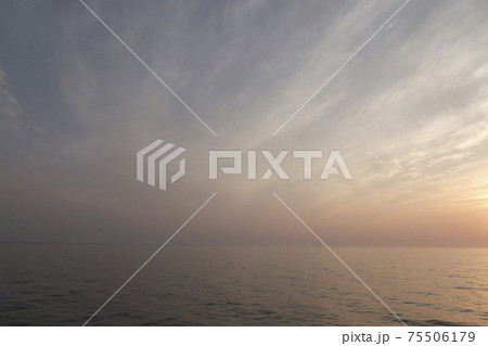 日本海に沈む夕日　北海道江差奥尻航路にて 75506179