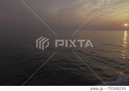 日本海に沈む夕日 北海道江差奥尻航路にて 日本海に沈む夕日 北海道江差奥尻航路にて 75506250