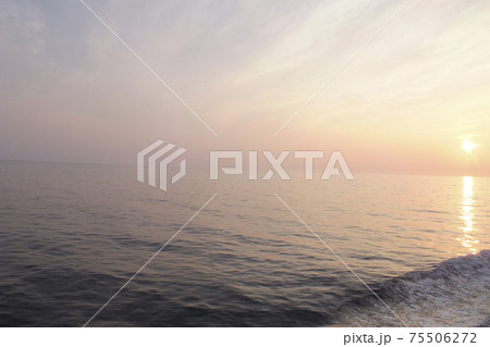 日本海に沈む夕日　北海道江差奥尻航路にて 75506272