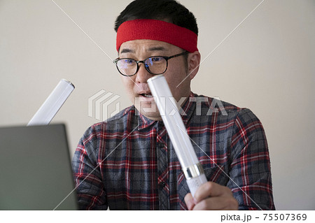 オンラインで応援するオタクの男性 75507369
