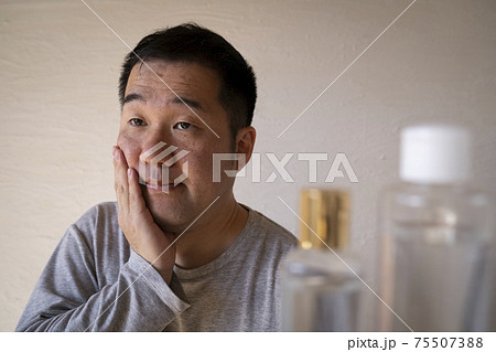 スキンケアをする男性 75507388